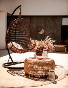 Monnarita fotel Hugo stolik Fito Balkony, tarasy czy patio to przestrzeń, która wiosną i latem. Wymarzona oaza. Aranżacje tarasów i balkonów z Monnarita